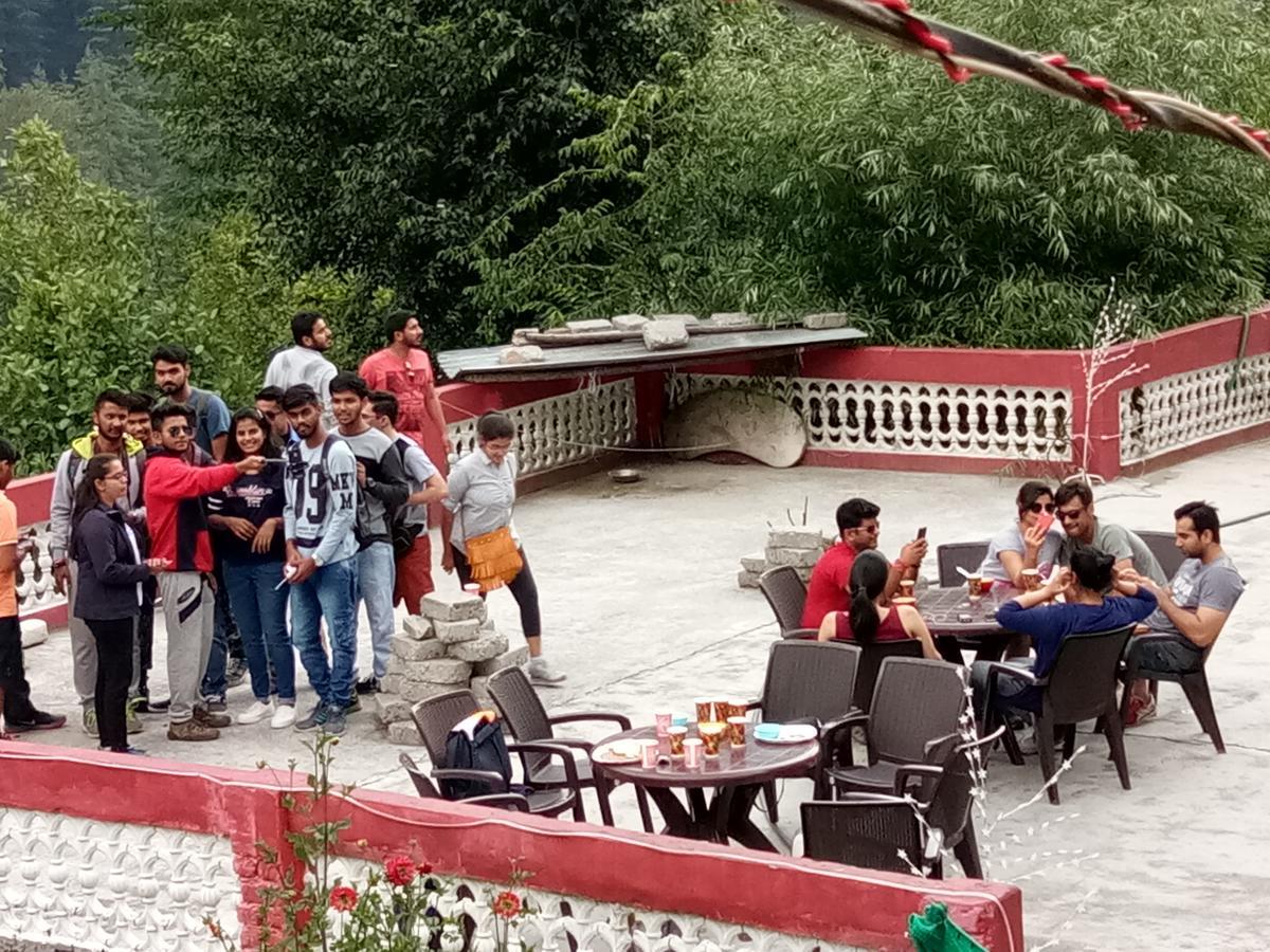 Moksha Hotel Kasol Bagian luar foto