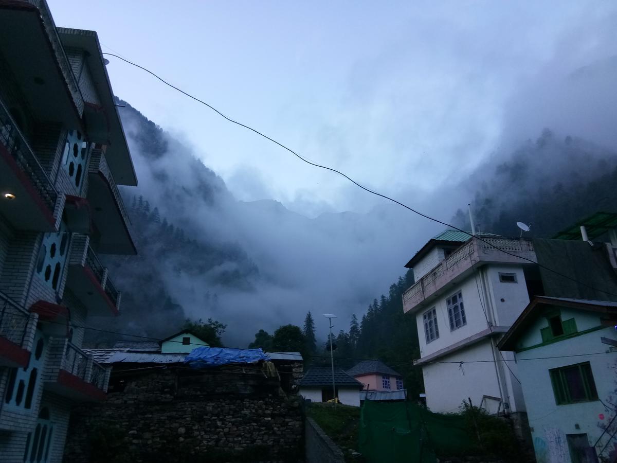 Moksha Hotel Kasol Bagian luar foto